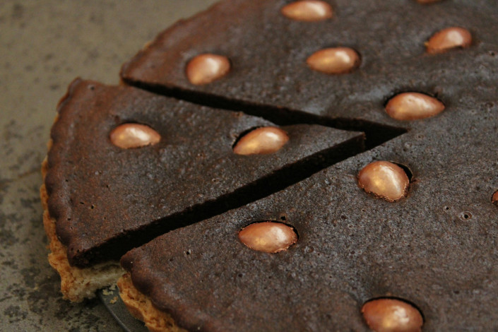 succombez-a-la-tentation-la-divine-tarte-au-chocolat-et-aux-amandes