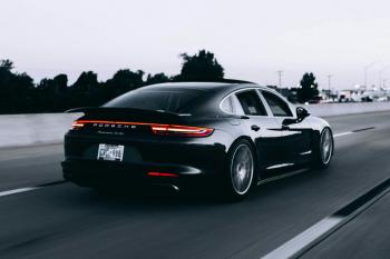  Éblouissante Panamera: La Porsche qui allie luxe et performance