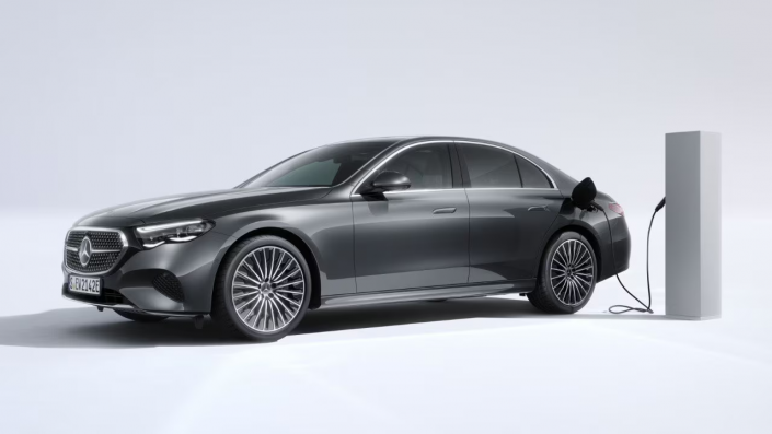 la-classe-e-de-mercedes-benz-une-revolution-automobile-en-marche