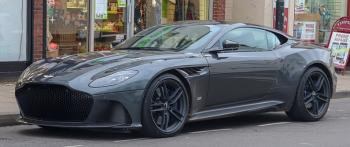  'La puissante beauté: Aston Martin DBS Superleggera'