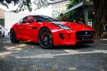  L'audacieuse F-Type de Jaguar: Une véritable fusée sur roues!