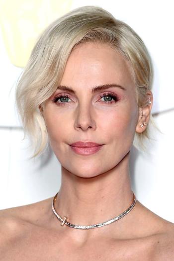  La Majestueuse Charlize Theron: Une Biographie Époustouflante de l'icône de Hollywood
